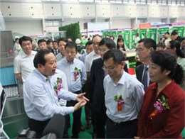 陜西省旅游局領(lǐng)導體驗大明普威廚房設(shè)備未來餐飲廚房秀