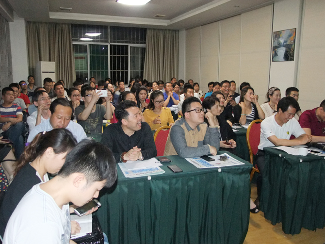 學(xué)員們聚精會(huì)神的聽(tīng)講 學(xué)員們聚精會(huì)神的聽(tīng)講