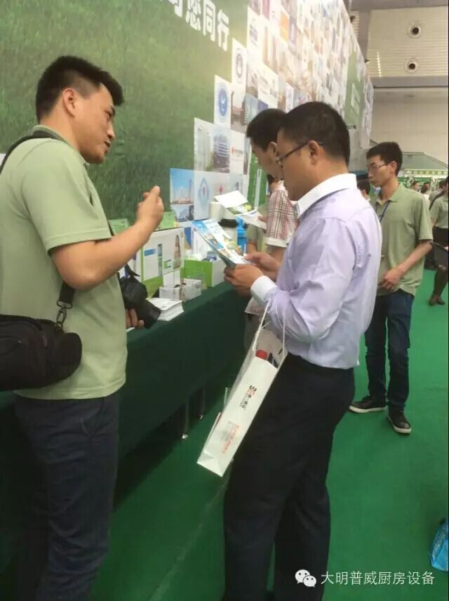 工作人員為客戶介紹廚房?jī)羲到y(tǒng)方案 工作人員為客戶介紹廚房?jī)羲到y(tǒng)方案