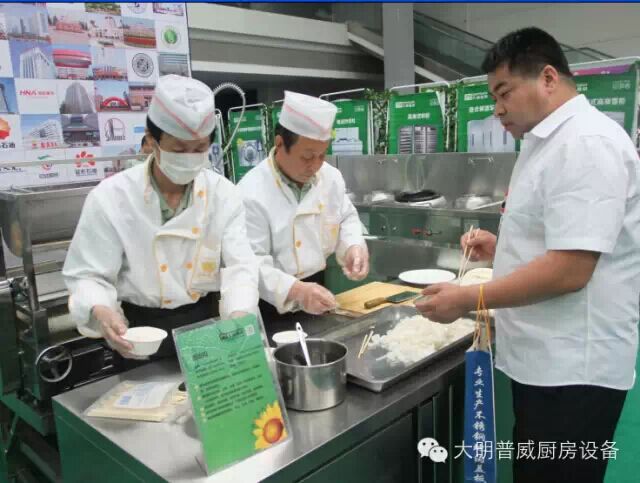 大明面皮機(jī)現(xiàn)場演示 大明面皮機(jī)現(xiàn)場演示