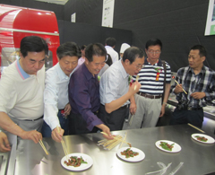 客戶現(xiàn)場品嘗大明廚具做出的菜